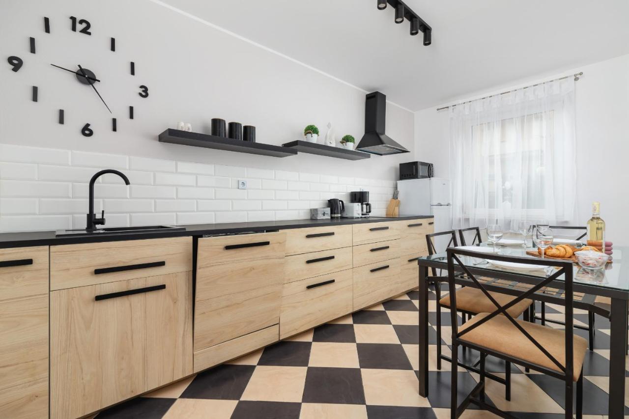 Pleasant Apartment With Terrace Cracow By Noclegi Renters Krakkó Kültér fotó