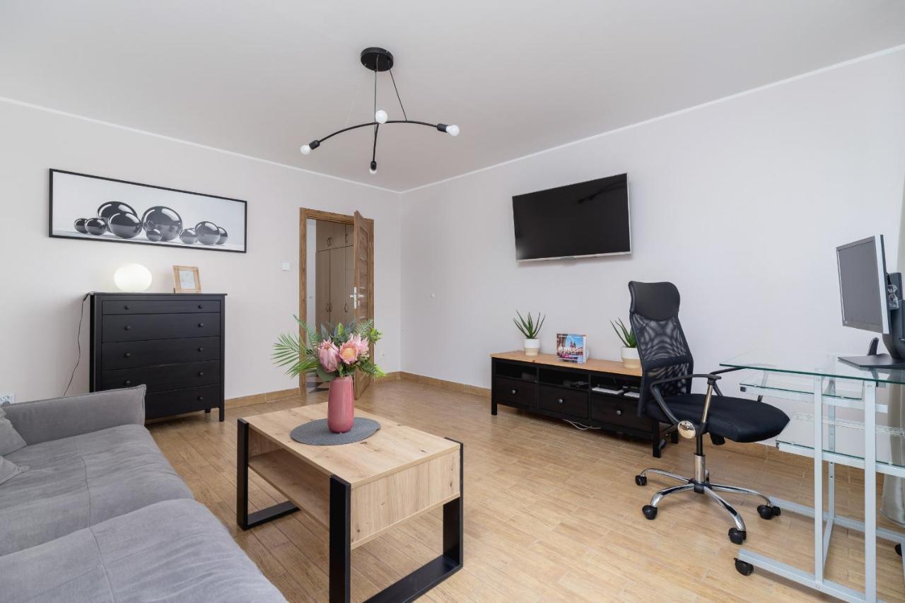 Pleasant Apartment With Terrace Cracow By Noclegi Renters Krakkó Kültér fotó
