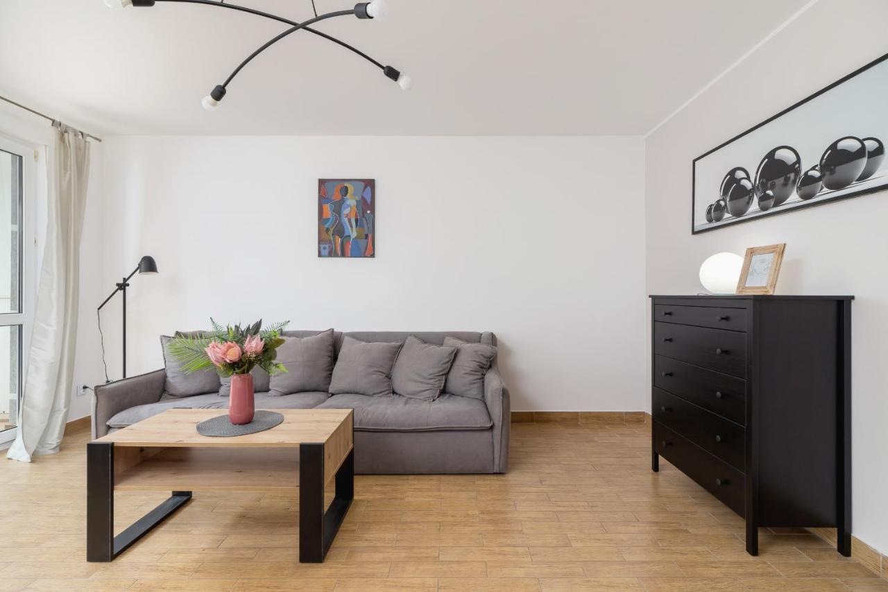 Pleasant Apartment With Terrace Cracow By Noclegi Renters Krakkó Kültér fotó