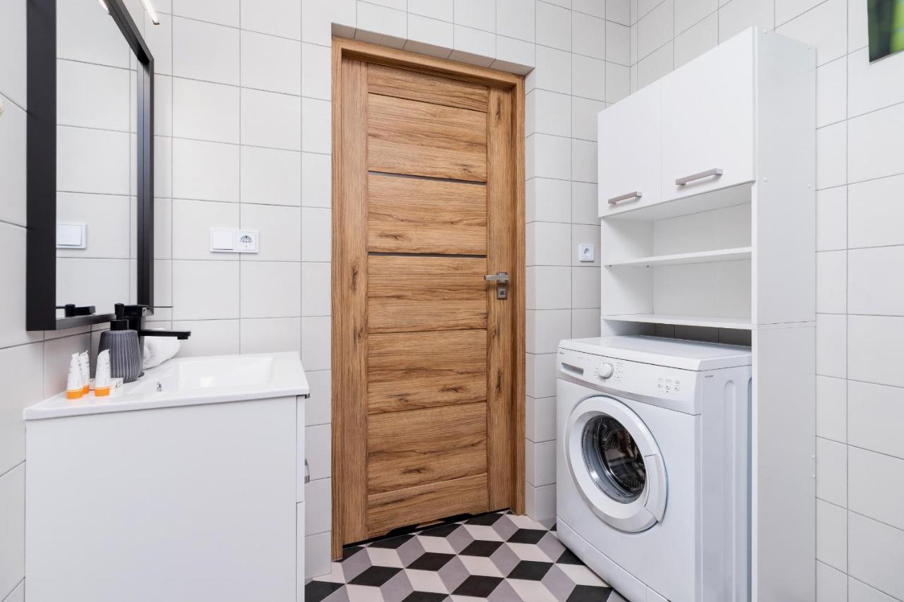 Pleasant Apartment With Terrace Cracow By Noclegi Renters Krakkó Kültér fotó